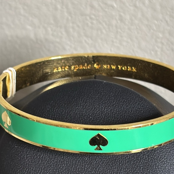 NWT Kate Spade Green Enamel Gold Tone Bangle Bracelet - Picture 2 of 7